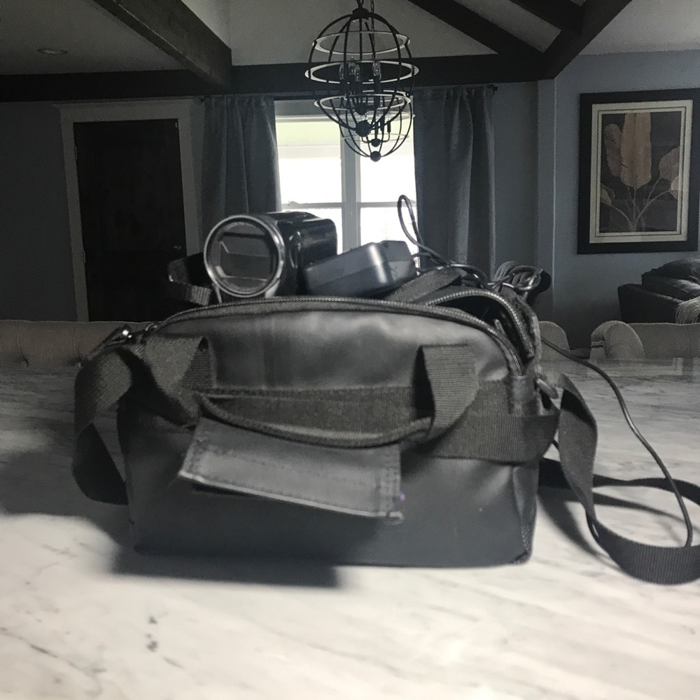 Canon Camcorder VIXIA HF R300 w/ BAG AND CHARGER